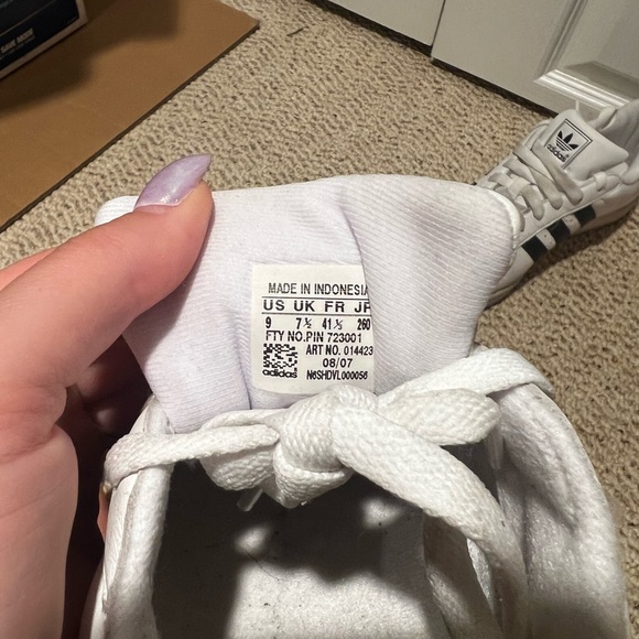 Adidas Superstar shoes. Ladies 9. Good condition a few scuffs - Picture 5 of 7